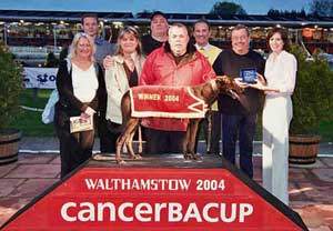 Race 3 ‘The CancerBACUP Stakes’ Citibank FX team present the winning trophy