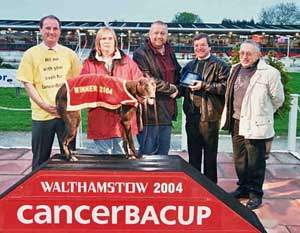 Race 1: 'Billericay Dickie Stakes' - CancerBACUP supporter Martin Taylor presents the winning trophy
