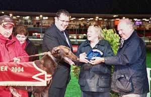 Race 9 ‘The Mike Puzey Claverhambury Kennel Stakes’ Mo Mowlam and husband present the winning trophy