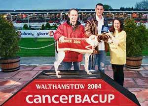 Race 2 ‘Spasticus Autisticus Stakes’ CancerBACUP Head of Fundraising, Rebecca Porta presents the winning trophy